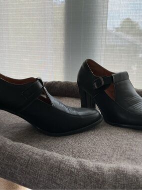 Classic Black Women's Mary Jane Heel - Sleek Professional Style